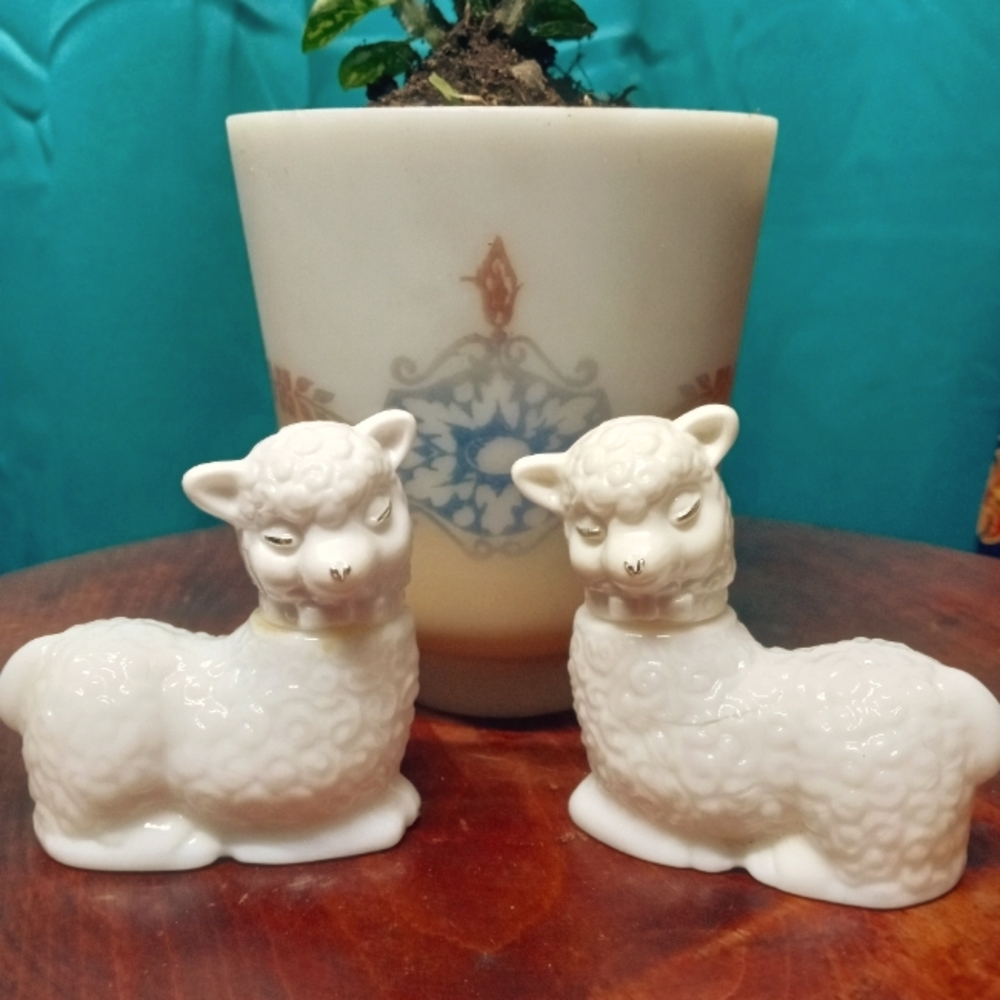 Vintage Avon Milk Glass Curly Lamb Perfume Bottle Sweet Honesty Cologne set